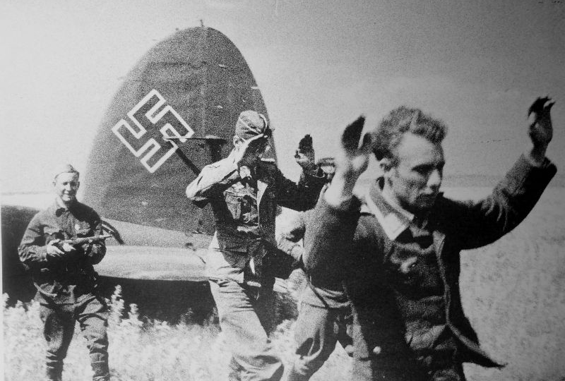 Фашист думал, что русский генерал сдается, размахивая шапкой: он слишком поздно понял, в какую ловушку загнал сам себя