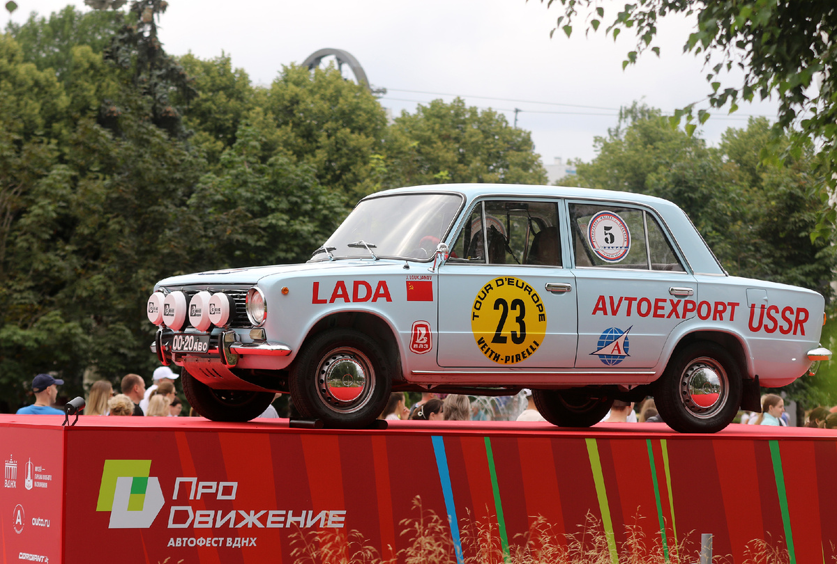 Спортивная ВАЗ-2101 - реплика гоночной "единички", принимавшей участие в Tour d’Europe 1971 года. Реплику к 50-летнему юбилею ВАЗ-2101 подготовила команда Lada Sport. За рулем именно этого автомобиля генеральный директор компании "АвтоВАЗ" Максим Соколов, бывший вице-губернатор Санкт-Петербурга (с конца 2019 года по май 2022 года) принял участие в ретропараде 2025 в Санкт-Петербурге
