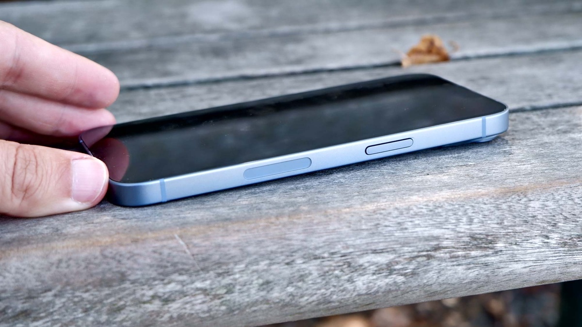    Кнопка блокировки — самый простой способ включить айфон. Изображение: tomsguide.com