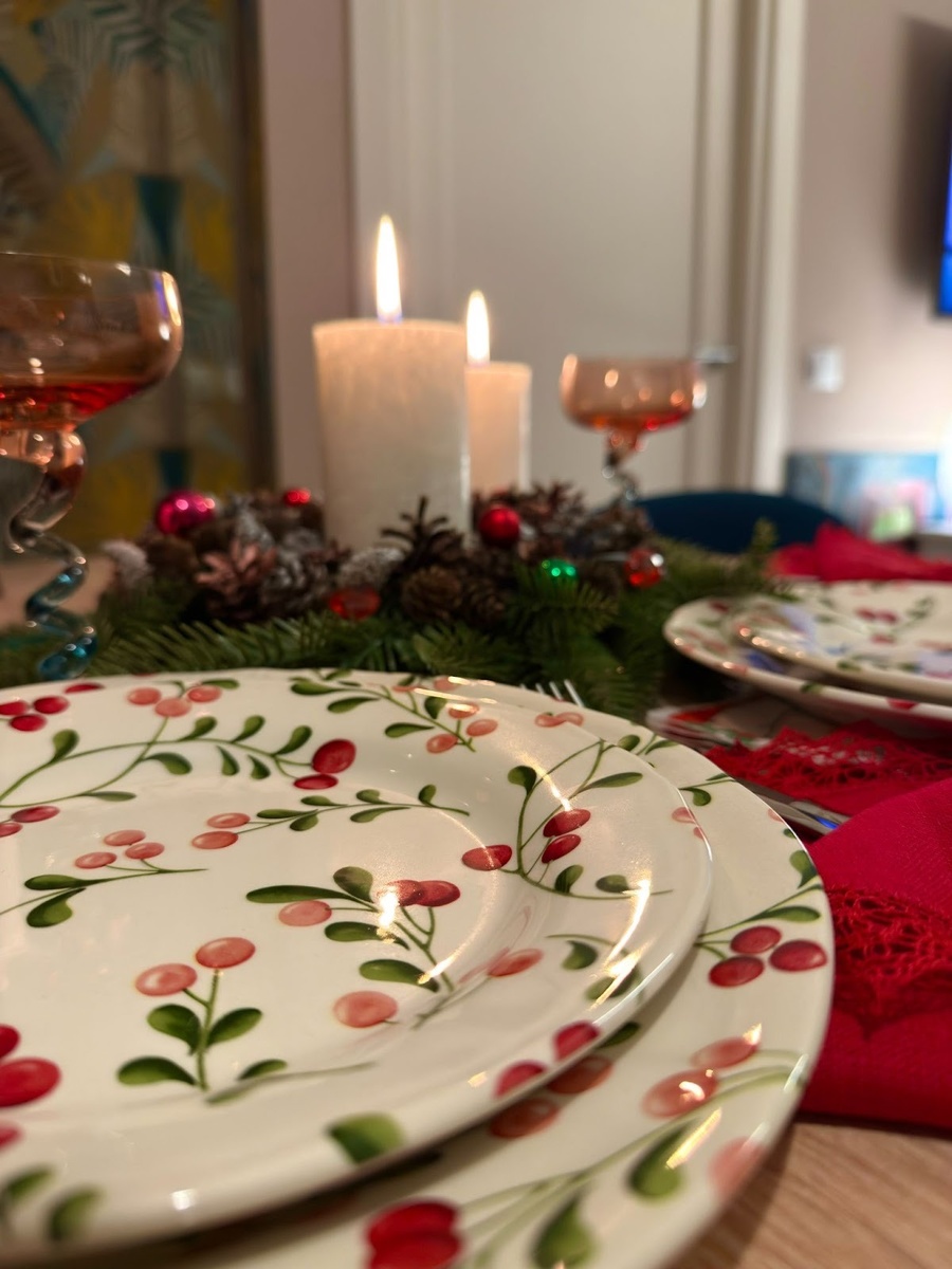 Посуда с рождественскими мотивами и необычные бокалы можно использовать всю зиму