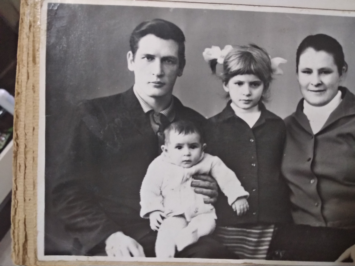 Это трое моих близких людей, которых я потеряла друг за другом.Я здесь девочка с хвостиками. 