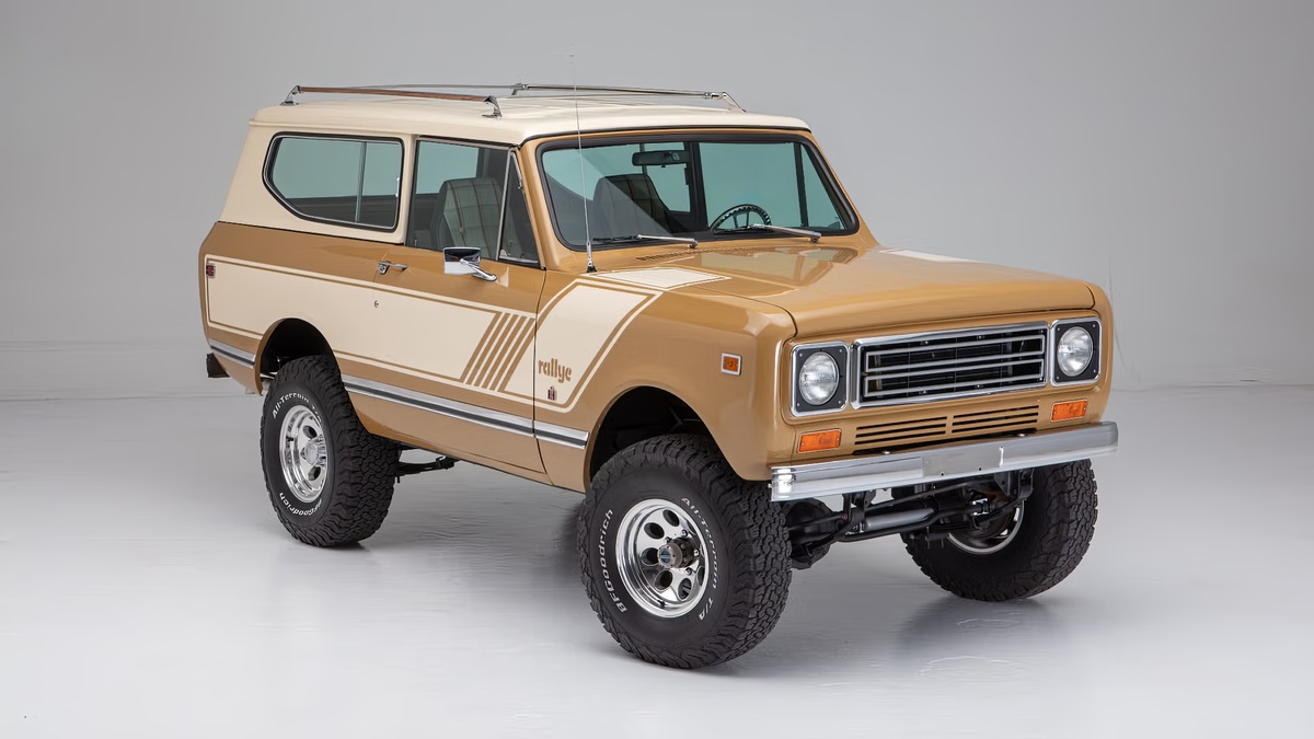 ©Bring a Trailer ©International Harvester 