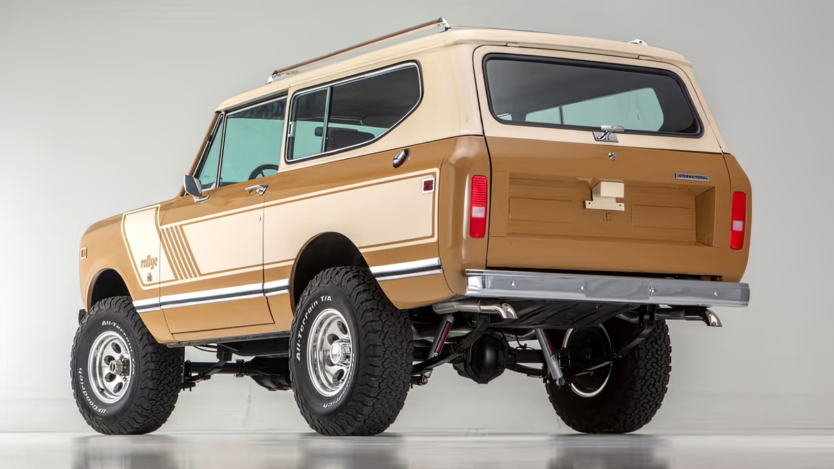 ©Bring a Trailer ©International Harvester 