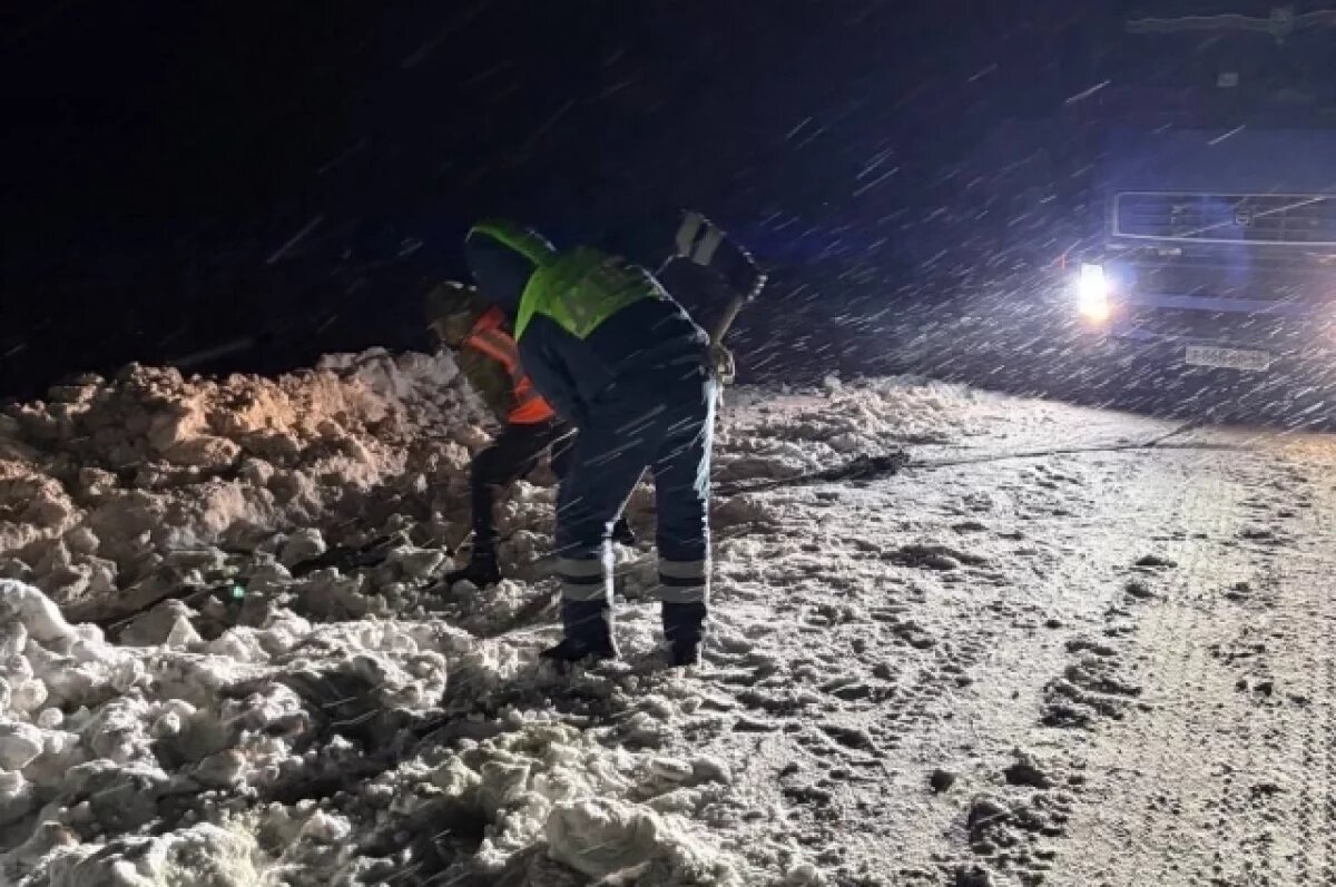    В Ярковском районе сотрудники ДПС помогли вытащить фургон из кювета