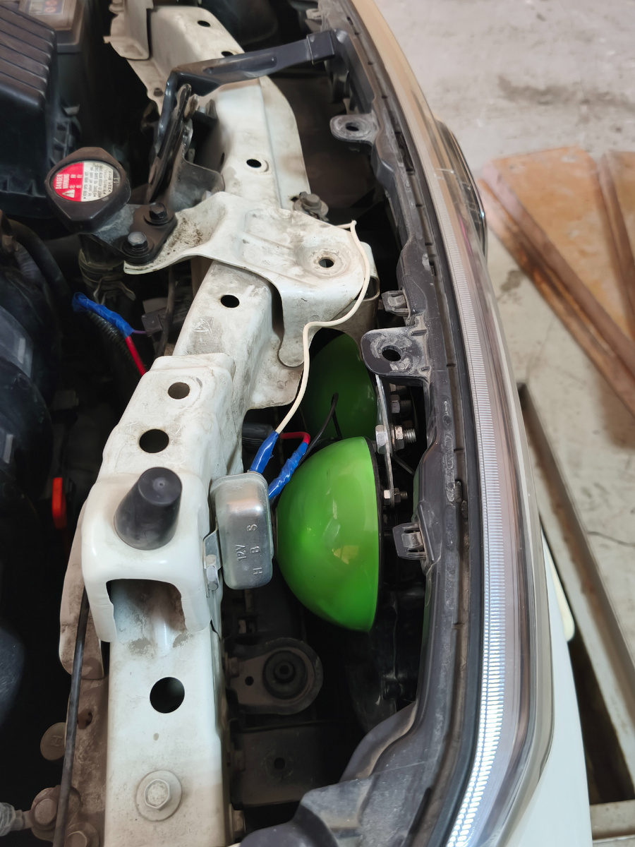 Вот так выглядит и ничему не мешает.