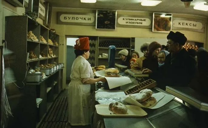 «Начало дня в магазинах: копеечные цены на хлеб и простые радости повседневности».