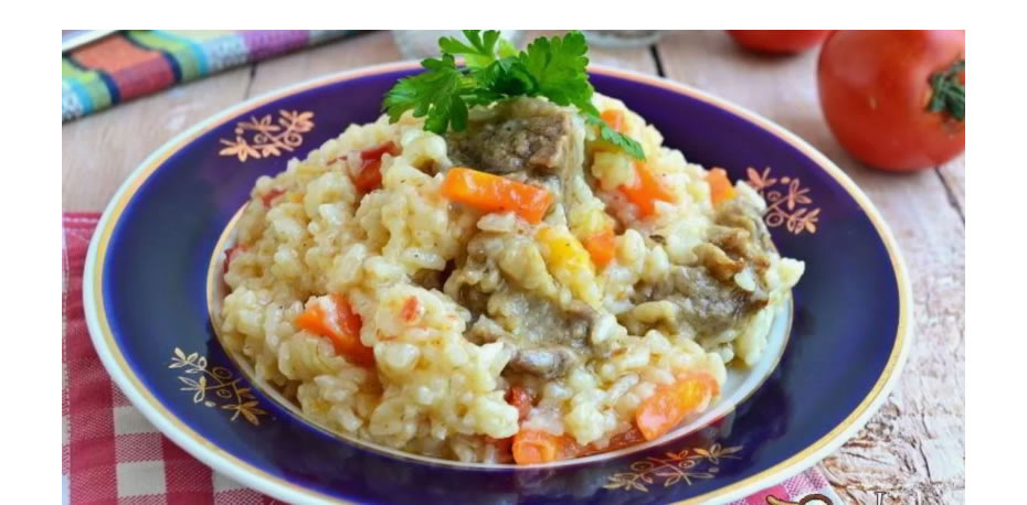 Рисовая каша с мясом, морковью, луком и другими овощами в мультиварке.