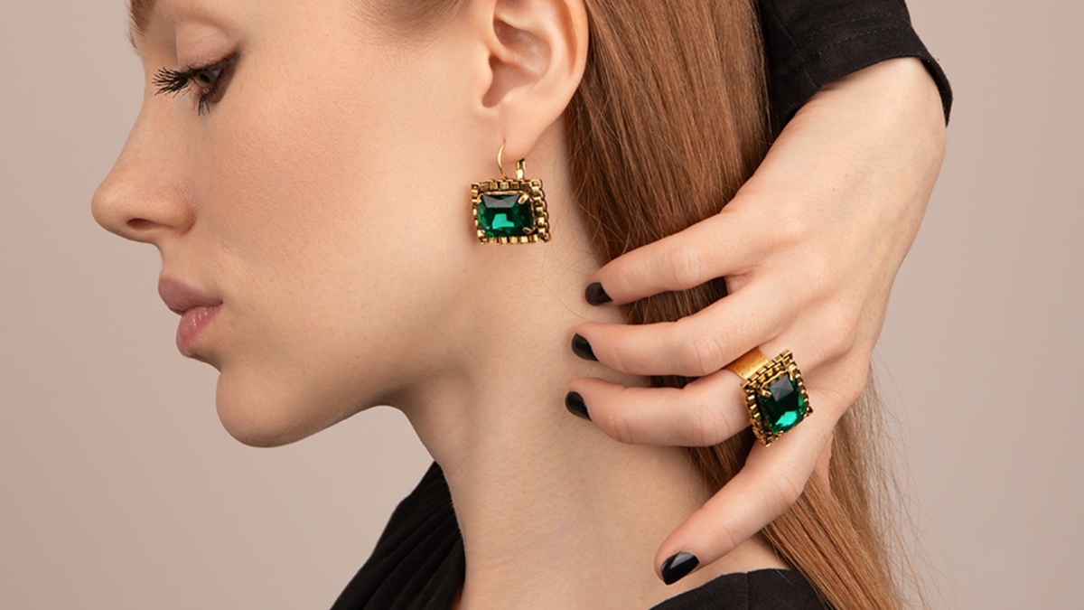 Яркие крупный камни - изюминка вашего образа