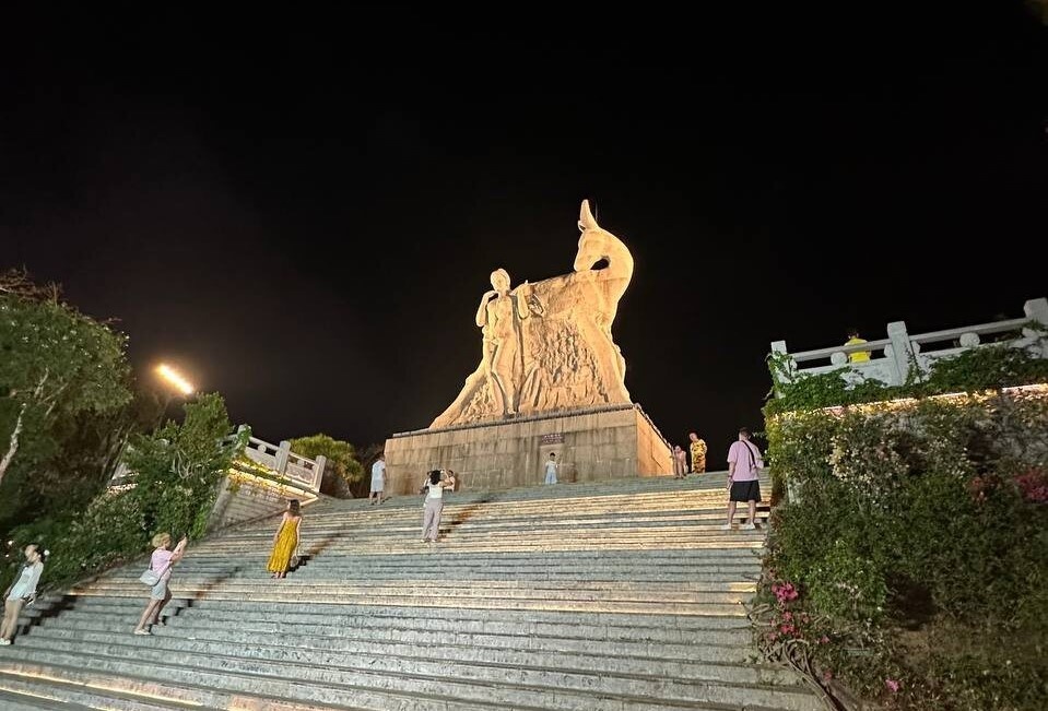 Знаменитая скульптура оленя на вершине горы. Источник: Shutterstock