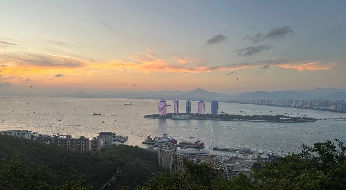 Вид на гавань туристической столицы острова - города Саньи. Источник: Shutterstock