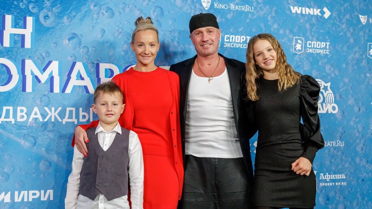    Сын фигуриста Илья, жена Оксана Домнина, Роман Костомаров и дочь Анастасия / Фото: Дмитрий Дубинский / Вечерняя Москва