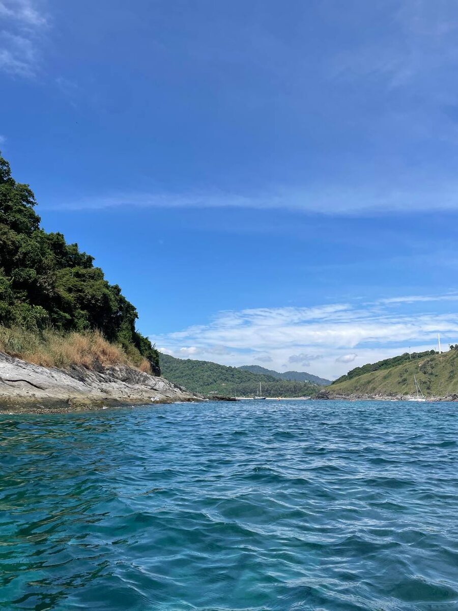 Вид на пляж Наи Харн со стороны острова Ман.