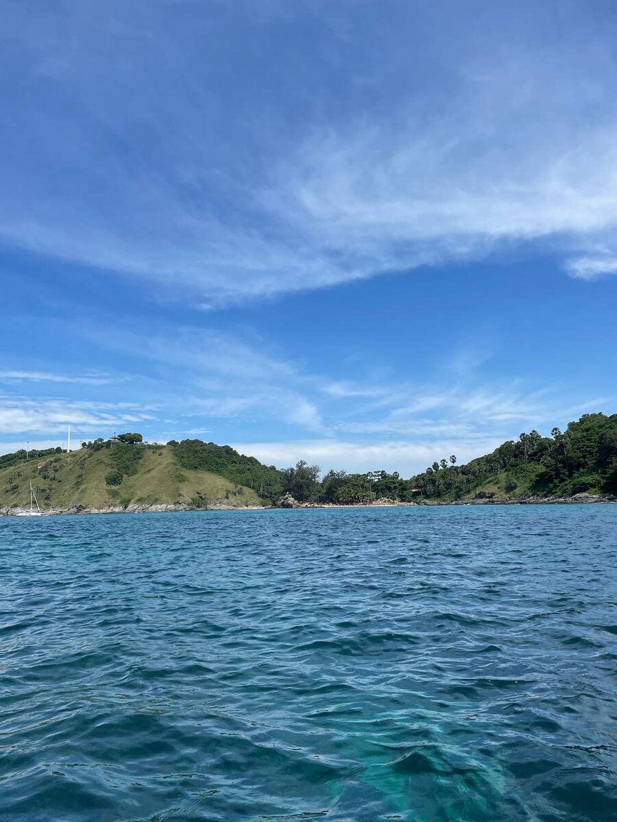 Вид на пляж Януи со стороны острова Ман.