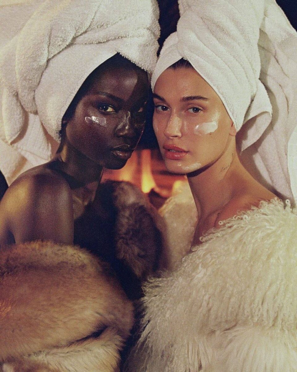 Хейли и модель Анок Яй в рекламной кампании новинок от Rhode 