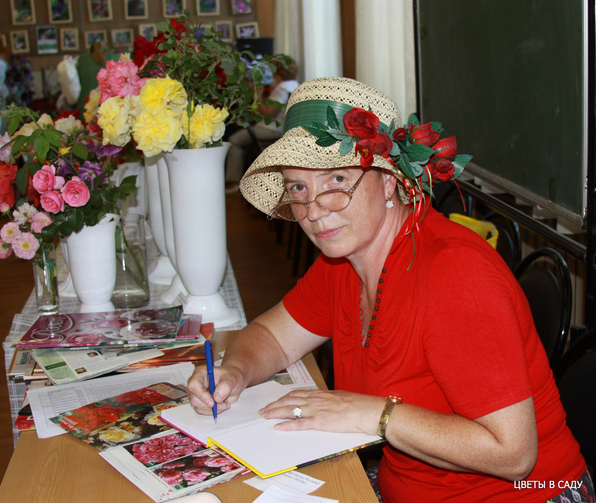 Презентация книги "Выращиваем розы на дачном участке" Нина Вениаминовна Резвина на выставке "Розы" в Клубе "Цветоводы Москвы" летом 2010 года