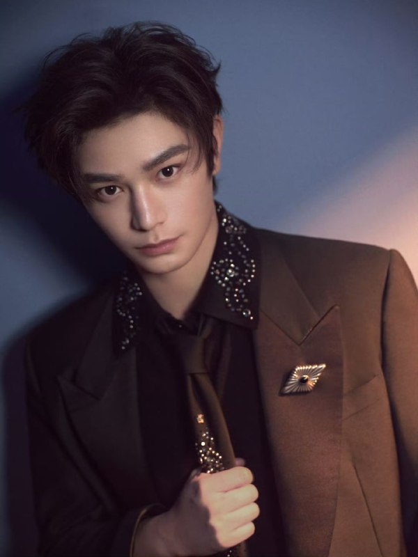 Актёр Дин Юйси. Листайте галерею...