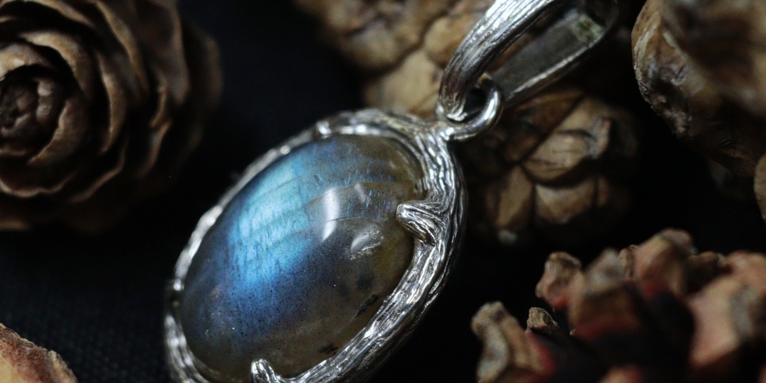 Серебряный кулон "Кора мудрого древа" с голубым лабрадором