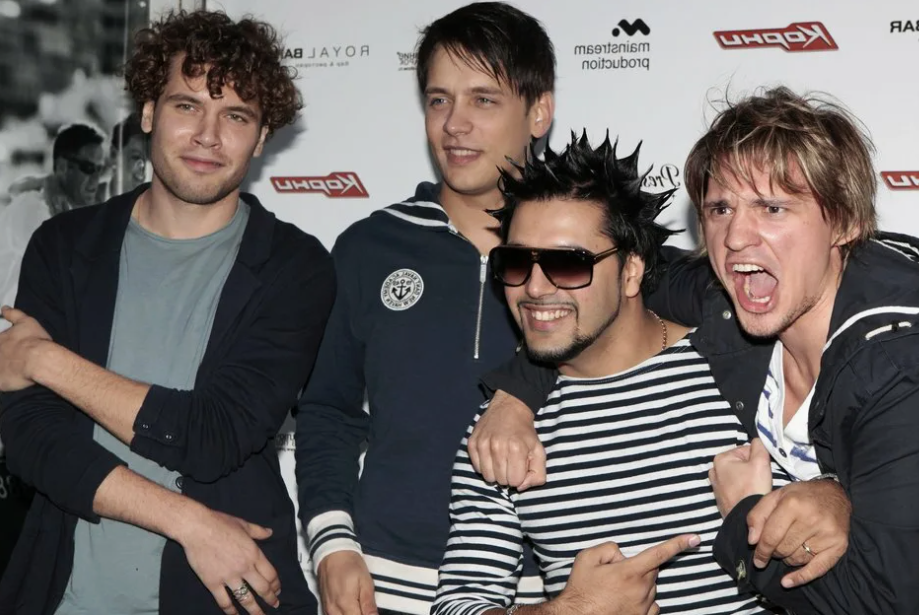 на фото Александр Асташенок в составе группы "Корни"