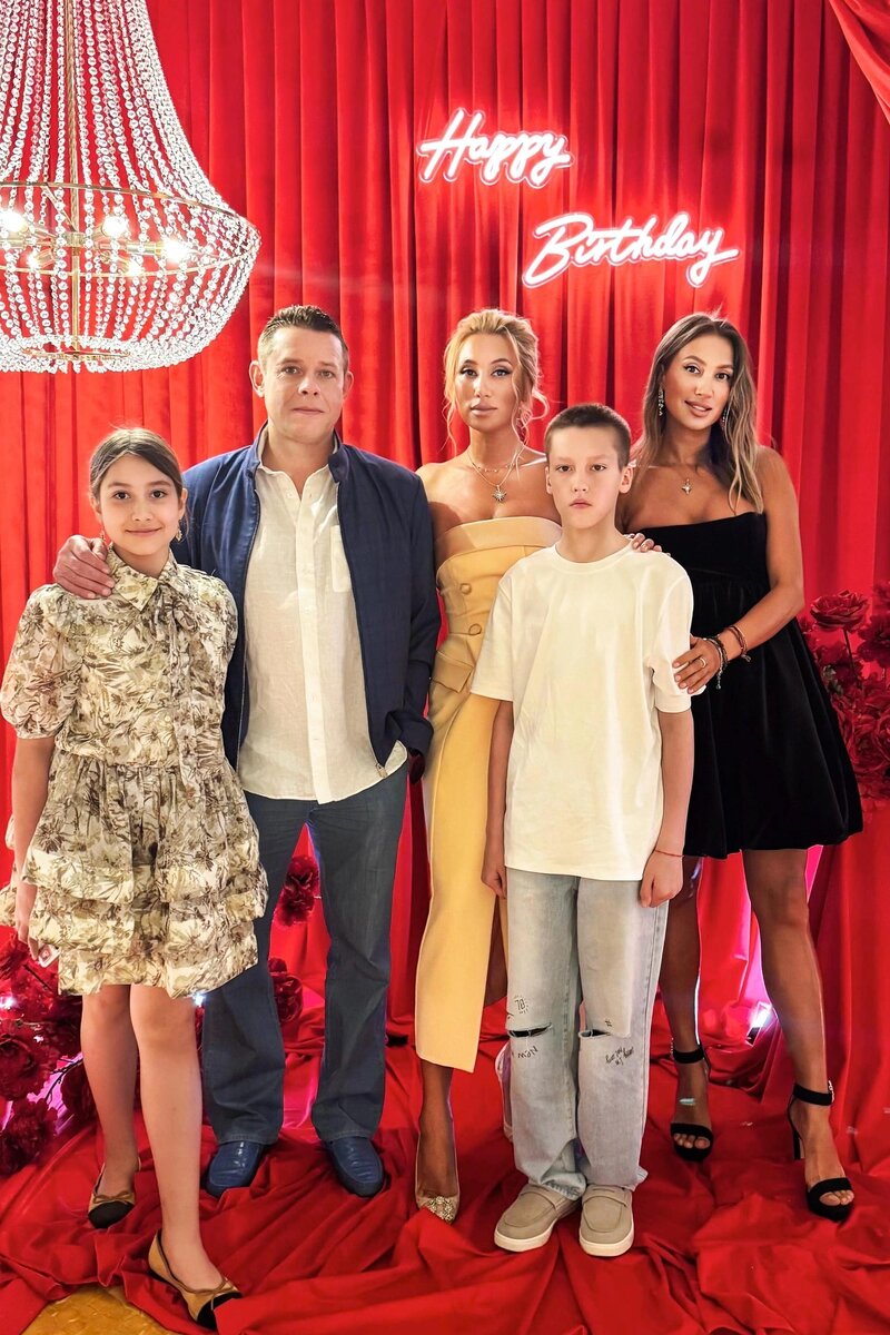 Только летом Алина праздновала ден рождения в окружении мужа и самых близких