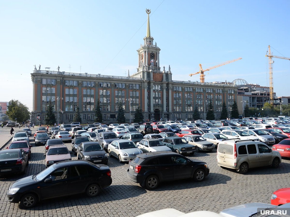     Парковка на площадь пока не вернется