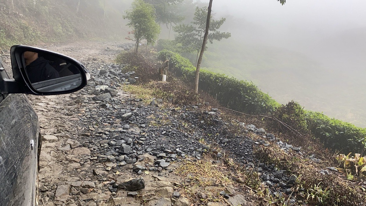 ЭТО ПЛОХАЯ ДОРОГА😆 Вот, кстати по таким камням мы топали 2,5 км в сапогах 😁