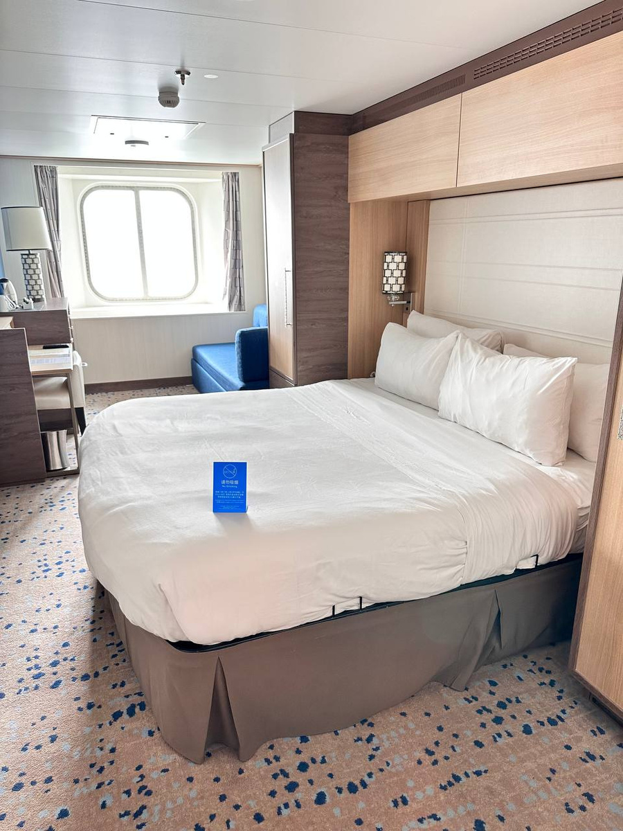 каюта с окном на Spectrum of the Seas