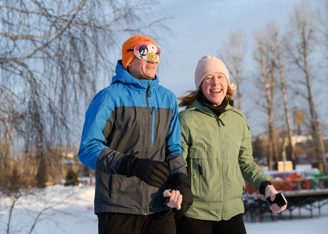 Пробежка пройдет в парном формате, причем один из участников побежит дистанцию вслепую. Фото: vk.ru/5verstostrovyunost