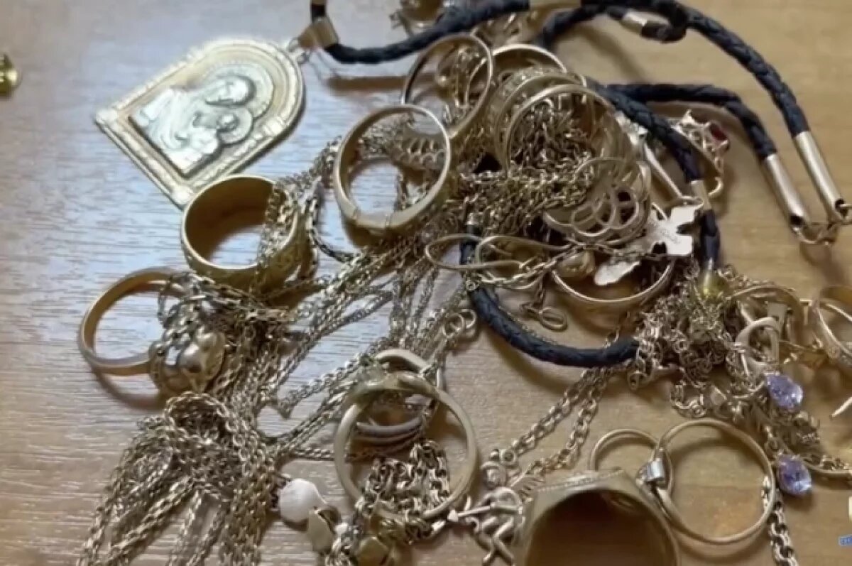    Ребенок вынес из дома все мамино золото.