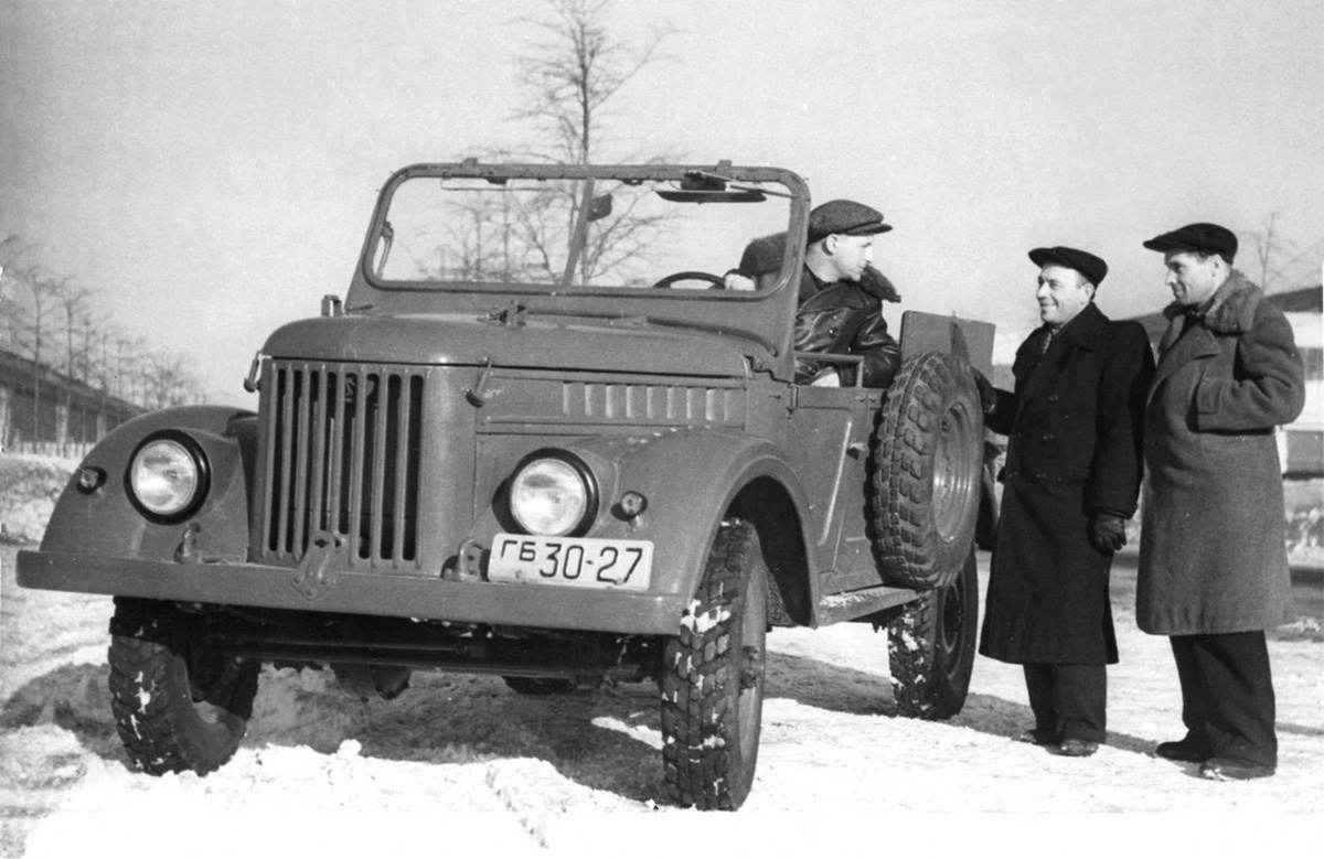 ГАЗ-69 с кузовом модели 76, опытный образец. За рулём – бессменный ведущий испытатель 69‑го Анатолий Фёдорович Ромачёв, стоят Григорий Моисеевич Вассерман и Борис Николаевич Панкратов. Зима 1952 года.