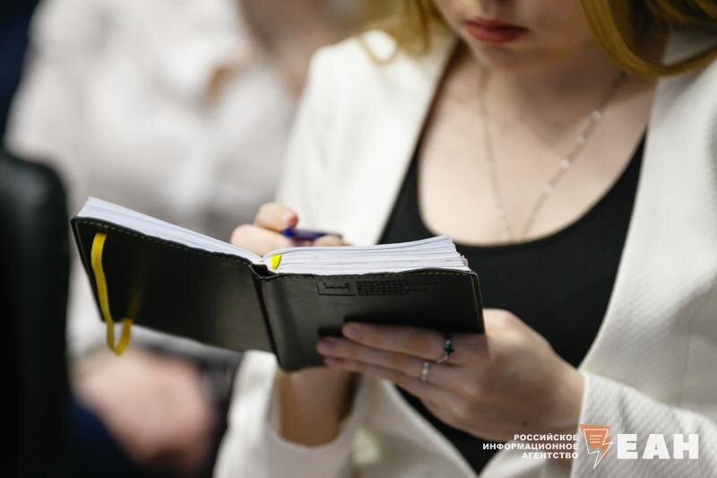    ЕАН. Девушка пишет в блокноте