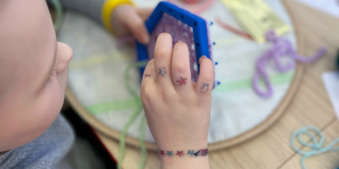 Тихий урок: что на самом деле развивает простое плетение салфеточки в 8 лет? Глубже, чем моторика