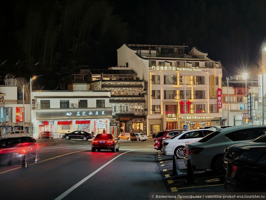 Турист здесь найдет все, что душе угодно — в этом месте достаточно активно развита инфраструктура: множество магазинчиков, кафе, ресторанов, гостиниц © Валентина Прокофьева