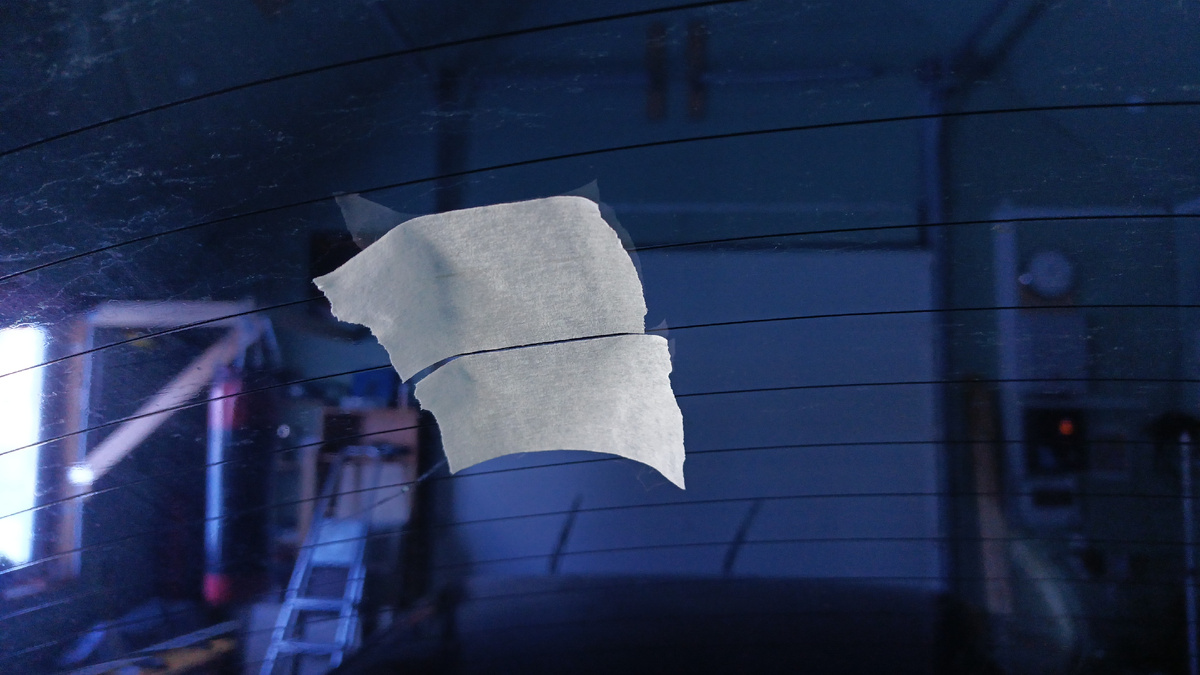 Заднее стекло - вид со стороны багажника. Вместо неудобного комплектного шаблона я использую просто две полоски скотча.