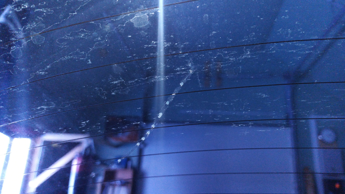 Даже без увеличения видно, где нить содрали.