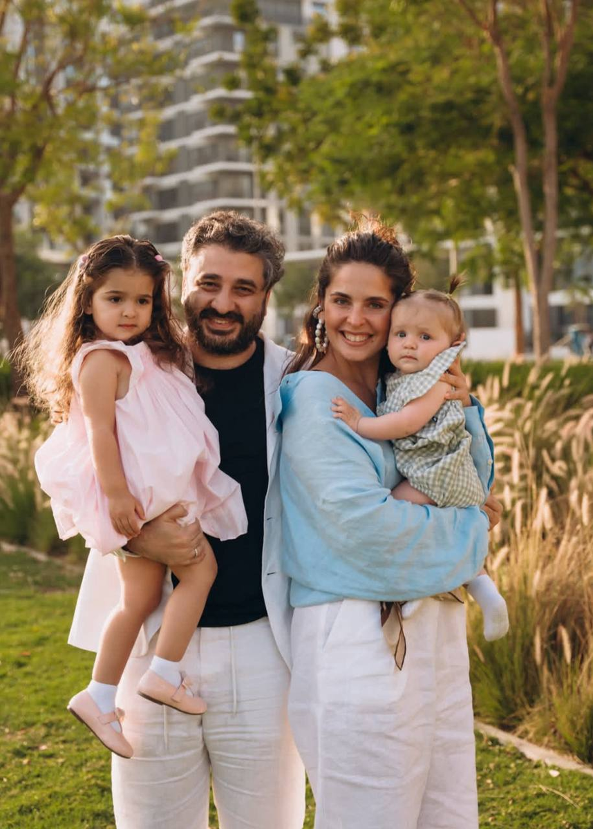 Сарик Андреасян и Лиза Моряк с дочками Элизабет и Шарлиз/ Соцсети Лизы Моряк