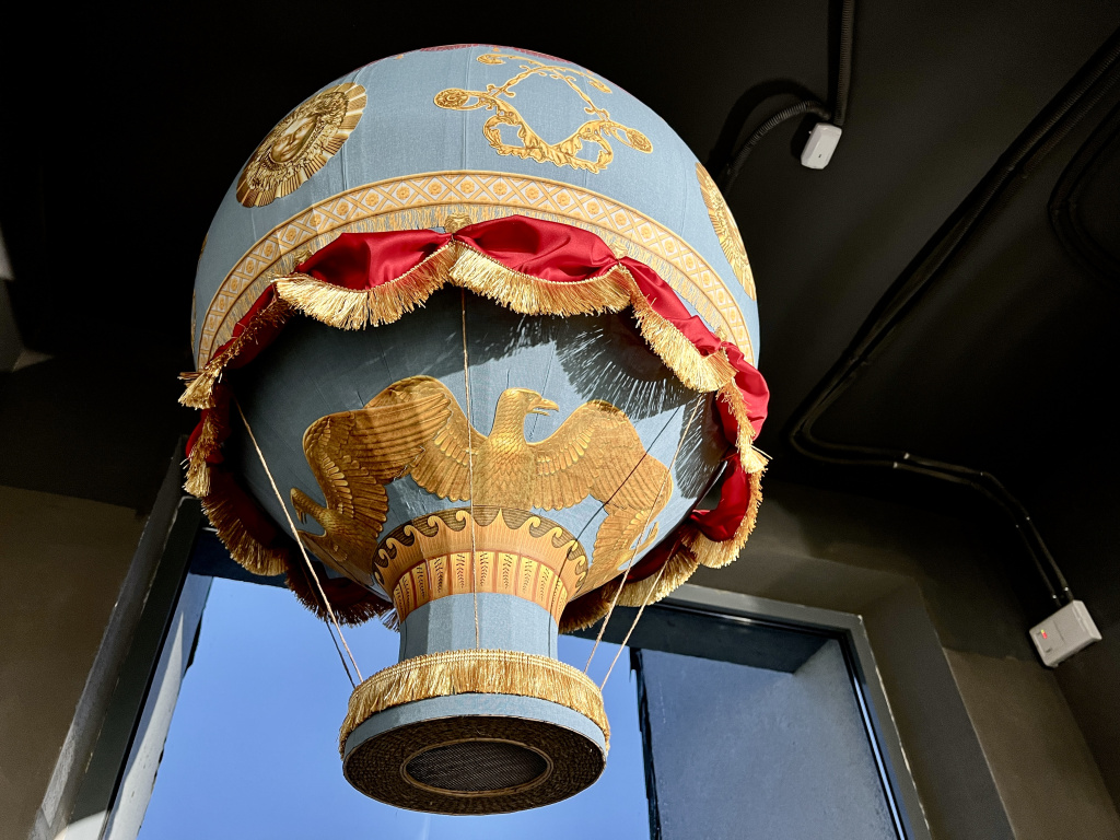 Макет легендарного шара братьев Монгольфье в Планетарии им. Гречко