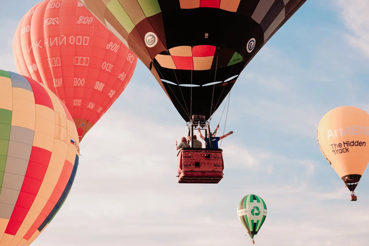 Воздушные шары в небе над Нижним Новгородом