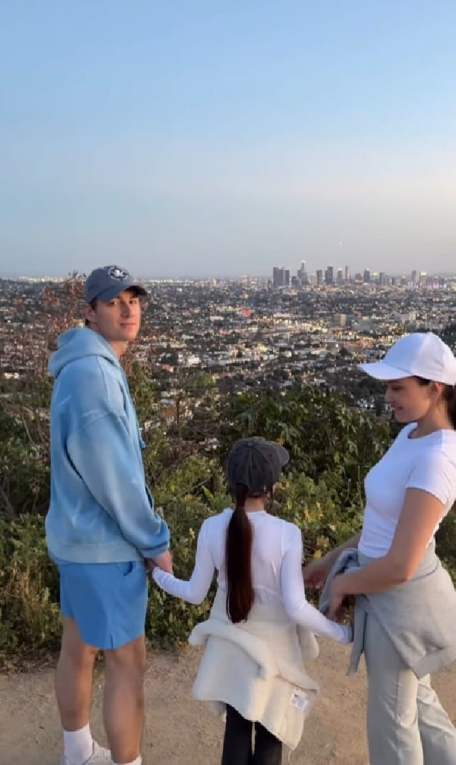    Алексей Воробьев с женой и падчерицей (Фото: Instagram*/mr.alexsparrow)