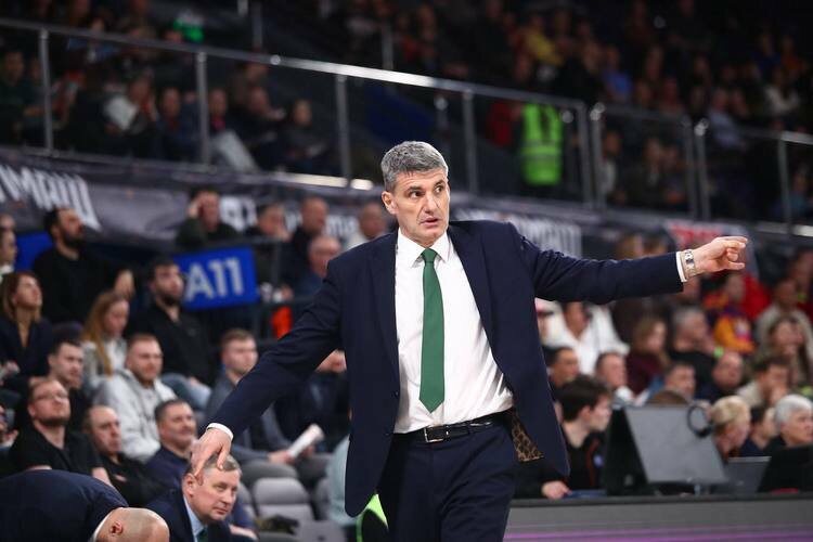 Главный тренер УНИКСа Велимир Перасович перезагрузил команду своим тайм-аутомФото: unics.ru