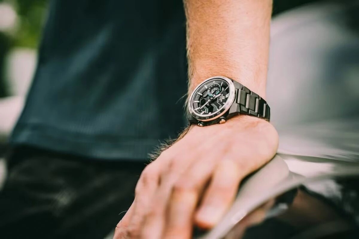 Часы ECB-2200DD-1A: с владельцем и в темпе его жизни