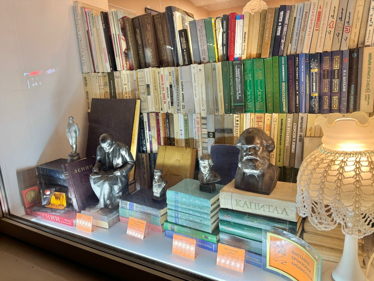 В окне ТИЦ оформлена выставка "Бронзовая библиотека"