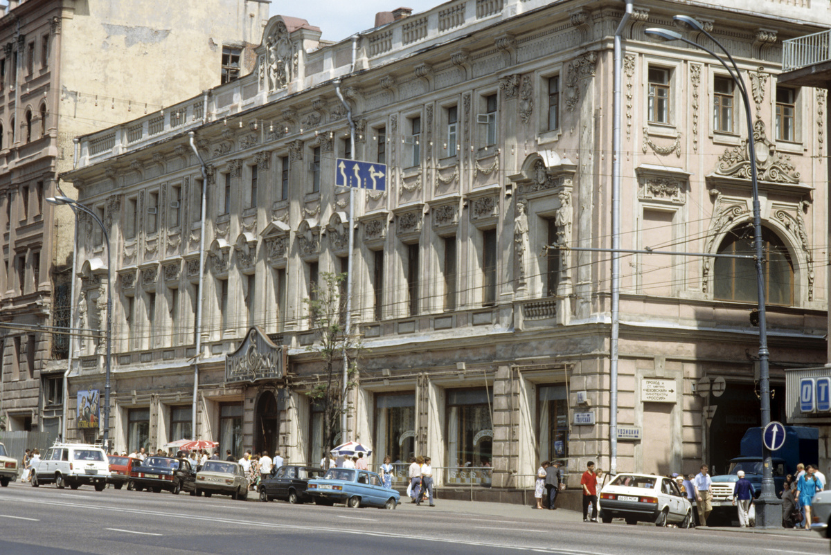    Здание было построено в 1780-х годах знаменитым русским архитектором Матвеем Казаковым. Особняк принадлежал вдове статс-секретаря Екатерины II Г.В. Козицкого Екатерине Козицкой. Позже — её дочери. В XIX веке владелицей стала внучка Козицкой Зинаида Волконская. Она устроила в доме литературный салон / РИА Новости / Борис Приходько