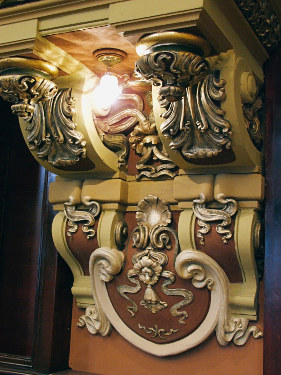    Новый владелец начал масштабную реконструкцию. Он хотел поразить Москву и Санкт-Петербург невиданными магазинами. План реконструкции здания в Москве разработал архитектор Гавриил Барановский вместе с помощниками Марианом Перетятковичем и Владимиром Воейковым / РИА Новости / Дмитрий Коробейников