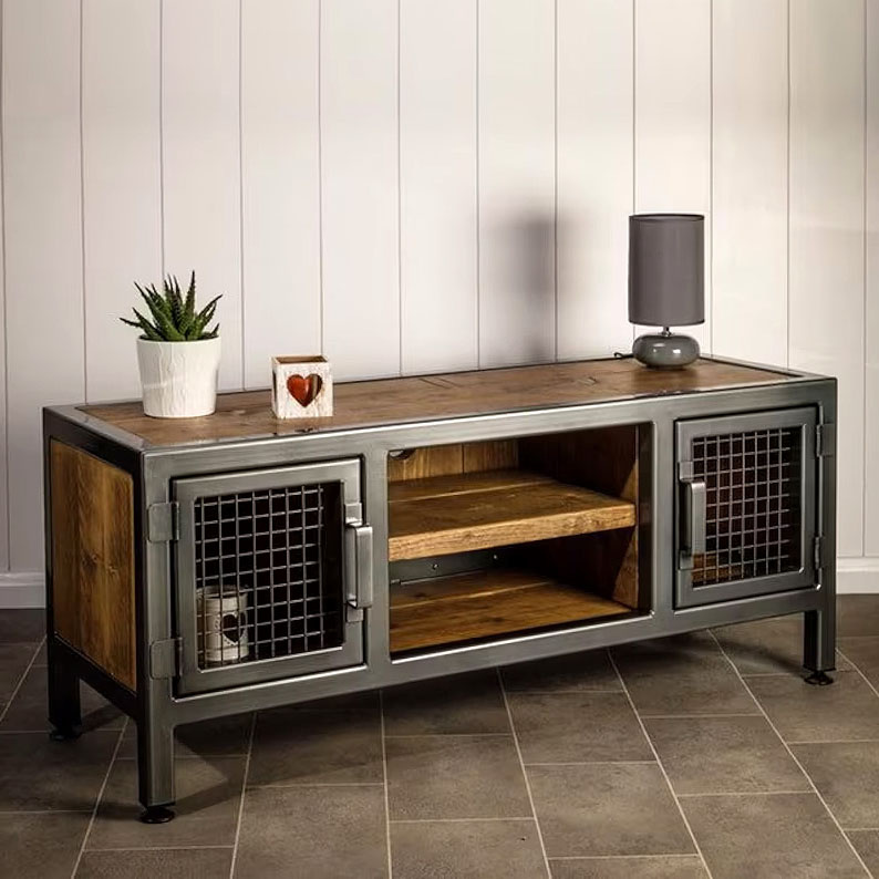 Это не просто предмет мебели, это портал в эпоху индустриального шика, где грубая эстетика металла гармонично переплетается с теплом и текстурой дерева.