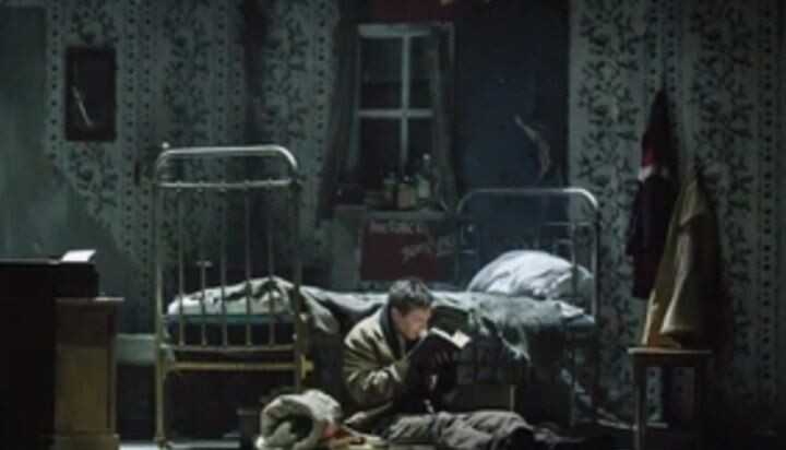 Да, в романе был диван, это кадр постановки 🎭