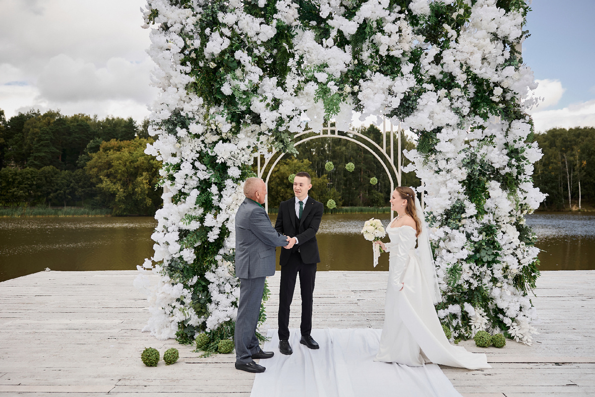 Отец передает дочь в надежные руки жениха. Фотограф Марина Арт