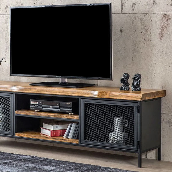 Она словно парит в воздухе, несмотря на свою основательность и прочную конструкцию.