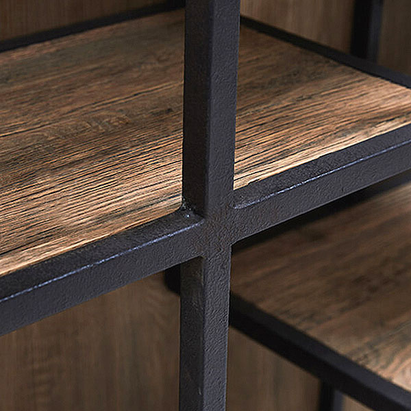 Он словно вырван из страниц старинной хроники, где каждый сучок и трещина хранит историю, пережитую временем.