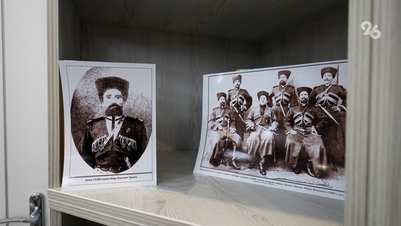    Старинная фотография ставропольских казаков в одной из сельских библиотек края Фото: Валерия Алтухова / / ИА «Победа26»
