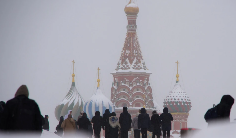 Люди идут по заснеженной Красной площади в Москве © dpa